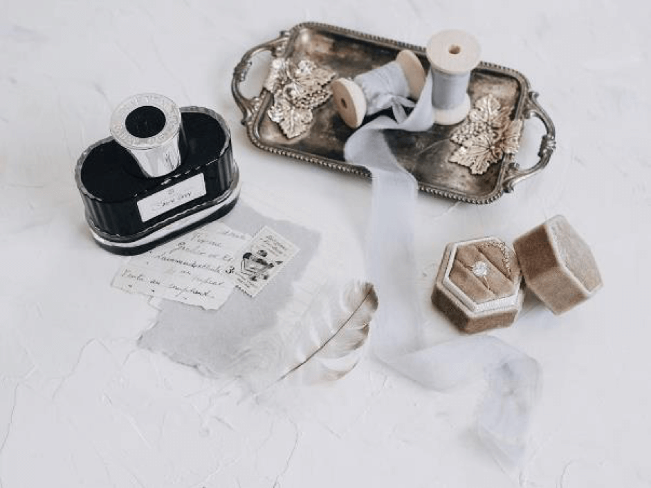 Penggunaan stationery Ivory and Pen pada pemotretan cincin pernikahan